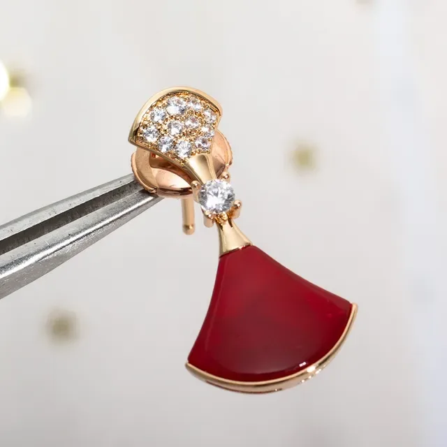 Brincos em forma de leque com esmalte vermelho e cristais pavé pendentes 5