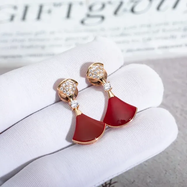 Brincos em forma de leque com esmalte vermelho e cristais pavé pendentes 6