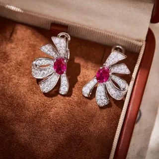 Brincos de diamantes e rubis com motivo de laço floral pavê