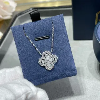 ফুলের চারপাতা পেভ পেন্ডেন্ট নেকলেস