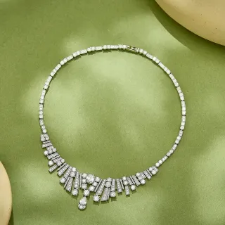 Collier géométrique avec diamants en style Art Deco