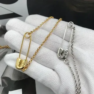 Colliers avec pendentif épingle de sûreté en or et argent