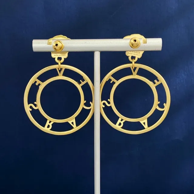 Boucles d'oreilles créoles dorées bleues avec tête de lion sculptée en haut 2