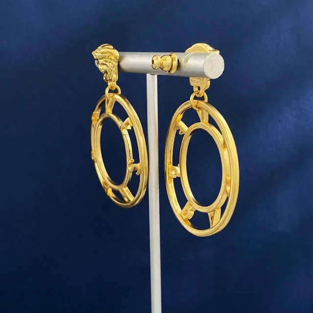 Boucles d'oreilles créoles dorées bleues avec tête de lion sculptée en haut 3