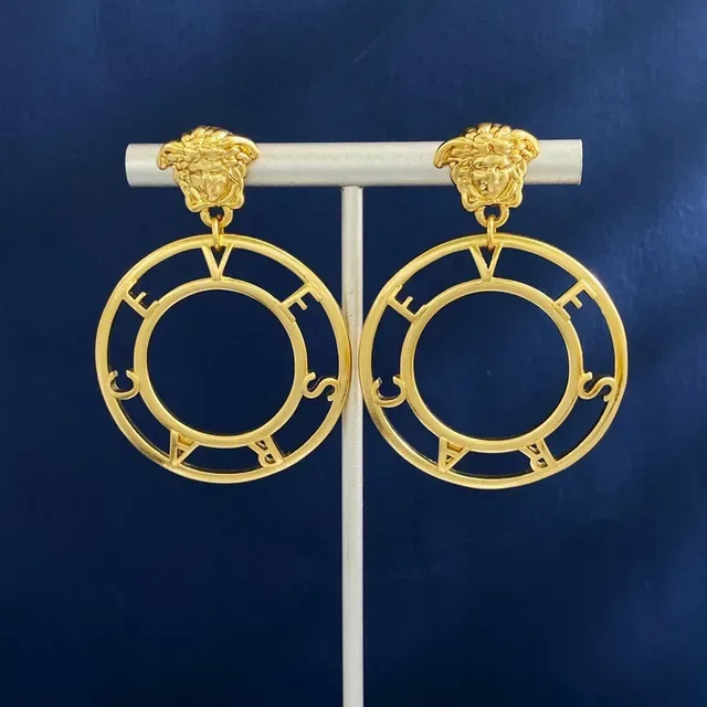 Boucles d'oreilles créoles dorées bleues avec tête de lion sculptée en haut 4