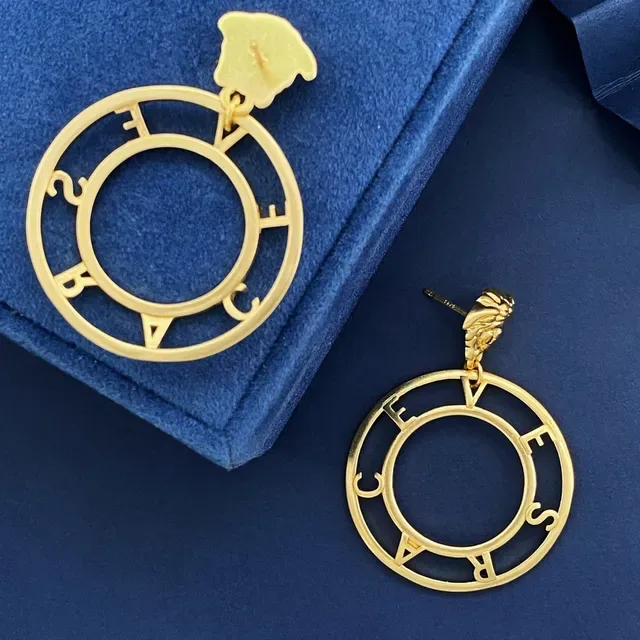 Boucles d'oreilles créoles dorées bleues avec tête de lion sculptée en haut 5