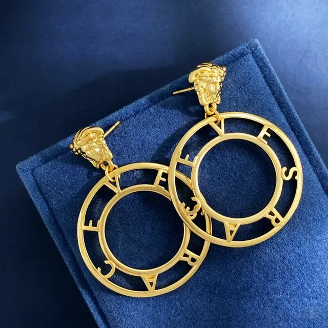 Boucles d'oreilles créoles dorées bleues avec tête de lion sculptée en haut 6