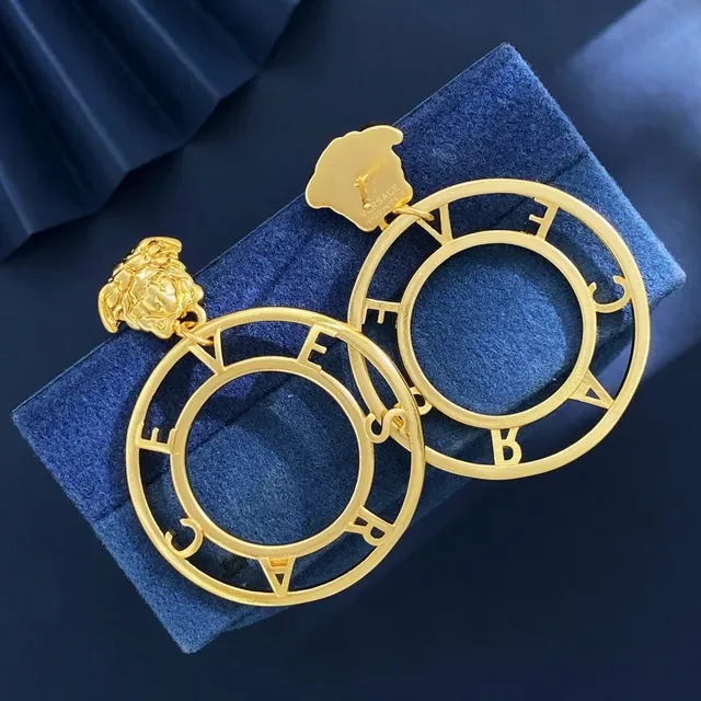 Boucles d'oreilles créoles dorées bleues avec tête de lion sculptée en haut 7