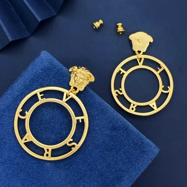 Boucles d'oreilles créoles dorées bleues avec tête de lion sculptée en haut 8