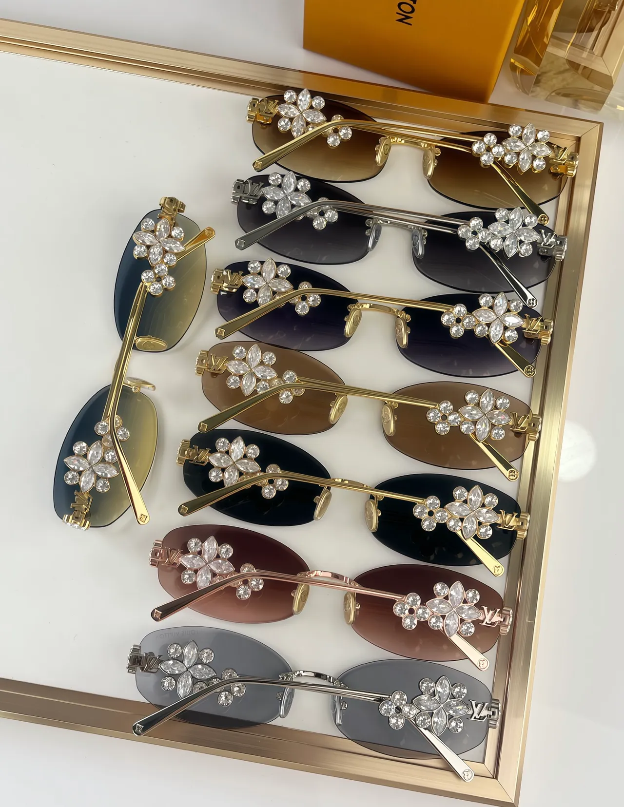Gafas de sol doradas marrones sin marco con motivo decorativo recortado 9