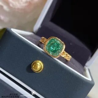 金色链条镶嵌绿宝石 Cushion-Cut 戒指