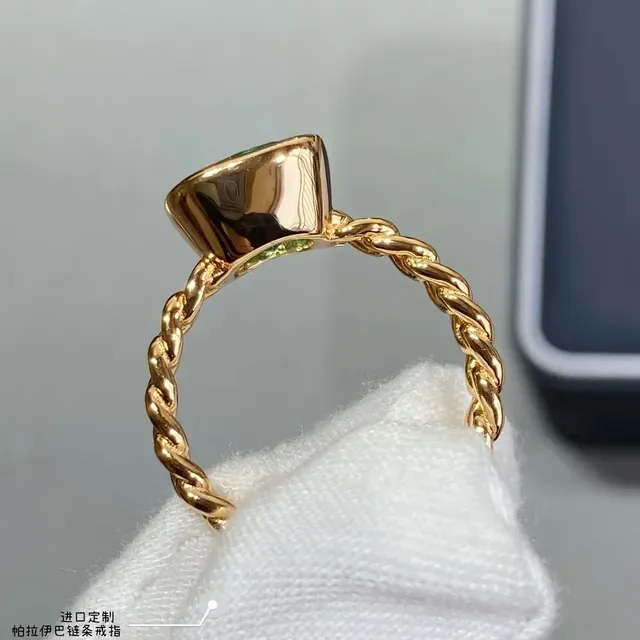 Gold Chain-Link Band Cushion-Cut Green Gemstone Statement Ring 3