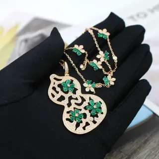 Collier pendentif doré vert filigrane en forme de gourde clusters de gemmes florales