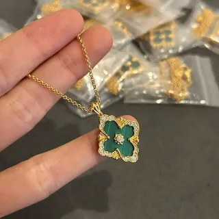 Collier avec pendentif trèfle à quatre feuilles doré vert pavé de pierres transparentes