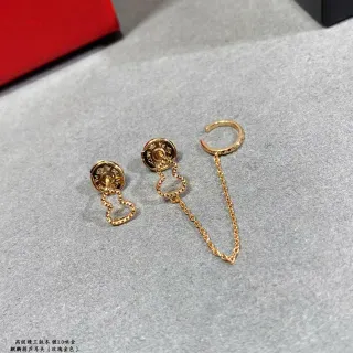 Brincos dourados em forma de coração com corrente pendente