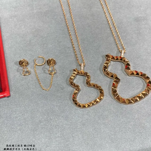 Gold Heart-Shaped Chain Dangle Earrings 3