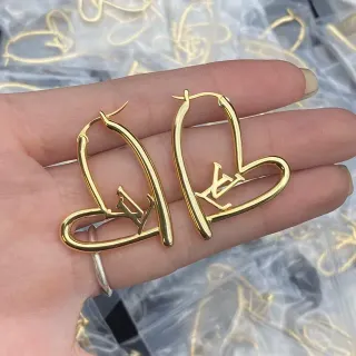 أقراط ذهبية على شكل قلب بتفاصيل مونوغرام كوت أوت