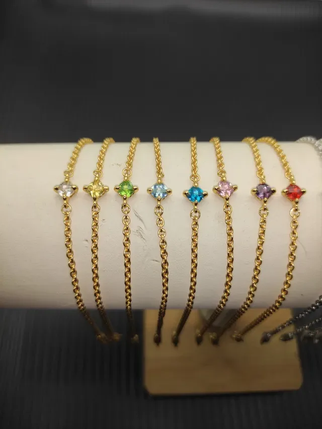 Pulsera de cadena de eslabones trenzados de oro rosa con un solo corte cuadrado de gema 2