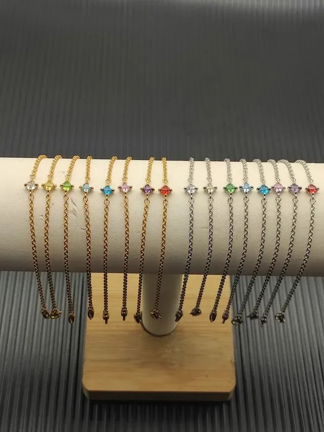 Pulsera de cadena de eslabones trenzados de oro rosa con un solo corte cuadrado de gema 3