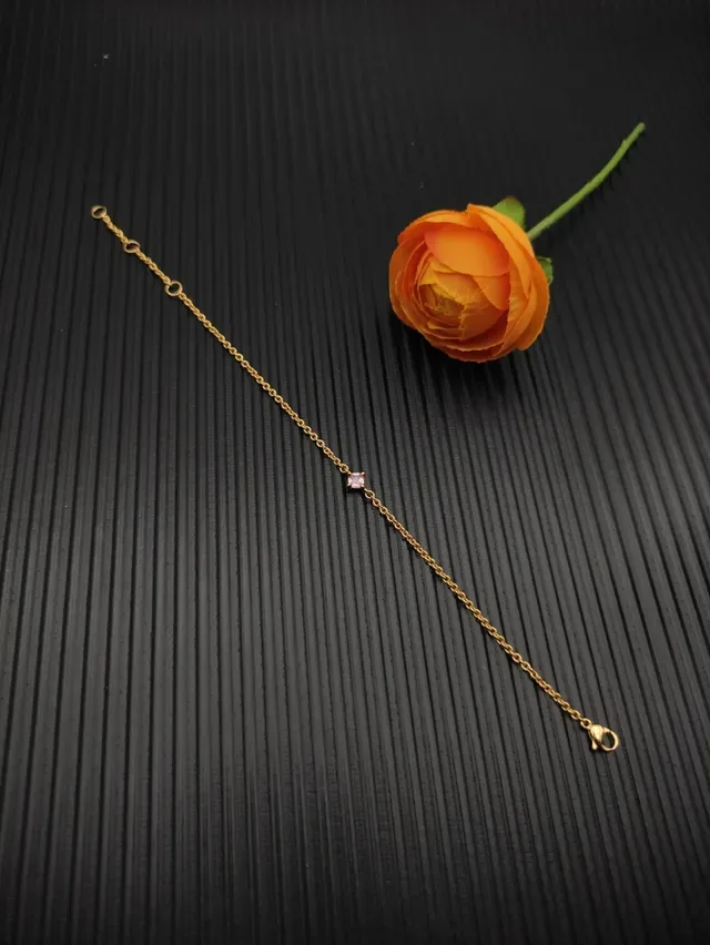 Pulsera de cadena de eslabones trenzados de oro rosa con un solo corte cuadrado de gema 7
