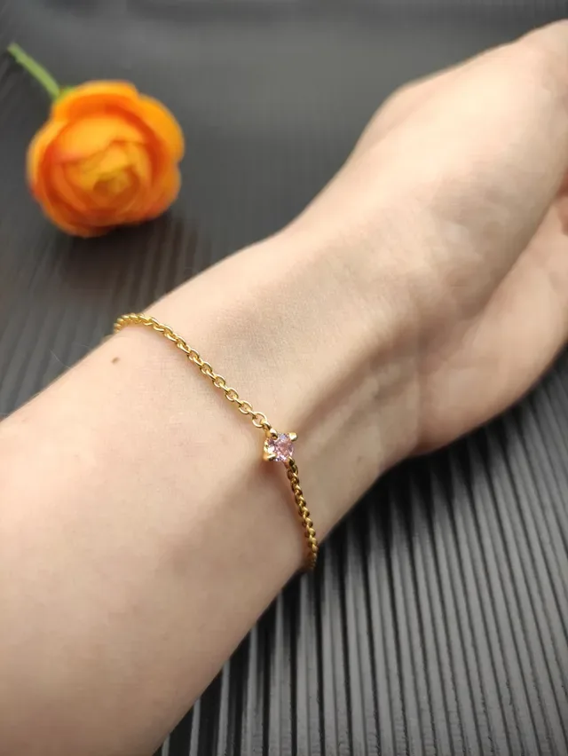 Pulsera de cadena de eslabones trenzados de oro rosa con un solo corte cuadrado de gema 8