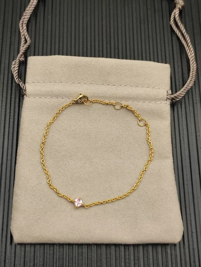 Pulsera de cadena de eslabones trenzados de oro rosa con un solo corte cuadrado de gema 9