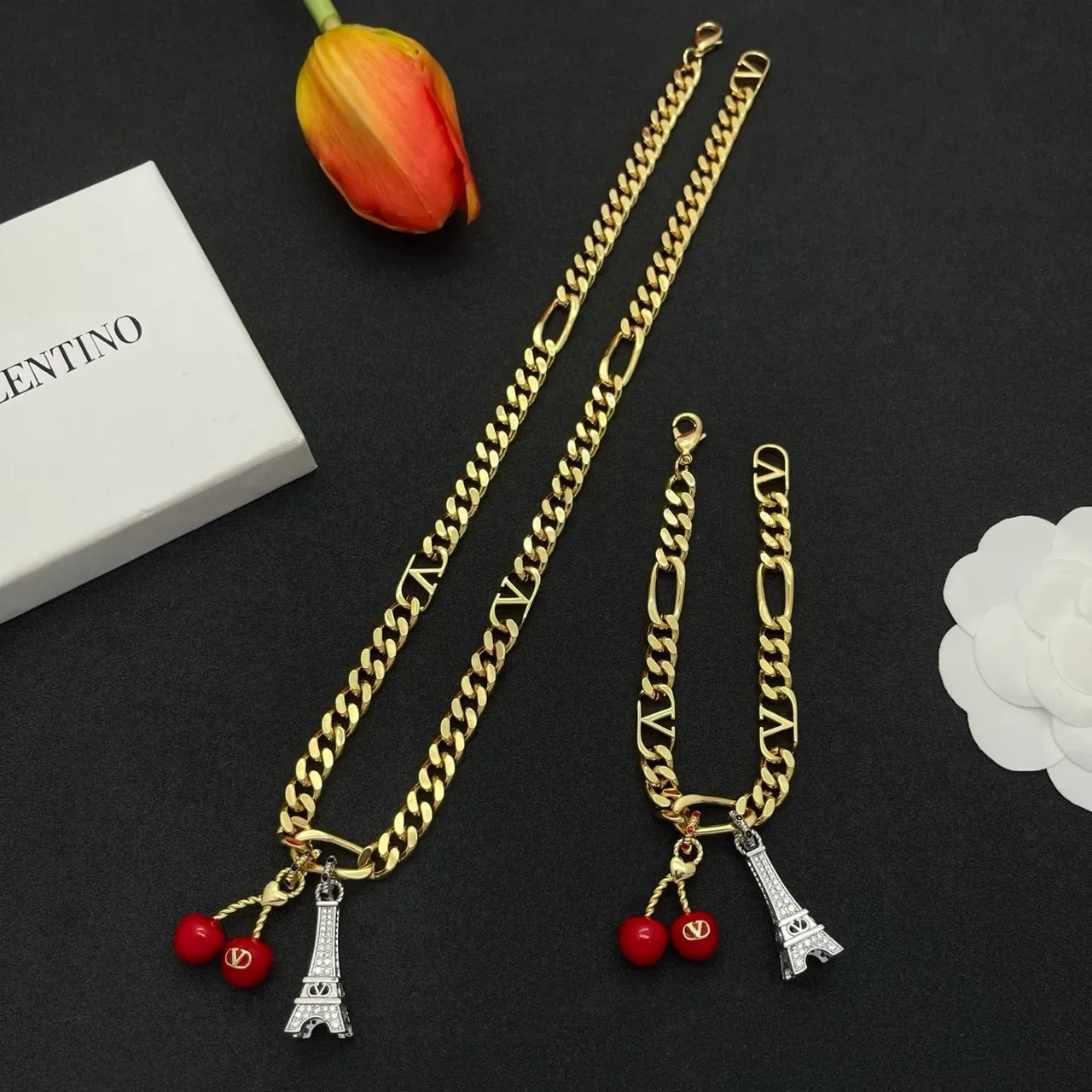 Gold Red Curb Chain V-Logo Link Motif Bracelet 2