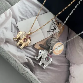 Collar con silueta de elefante en oro y plata pavé-set de cristales claros