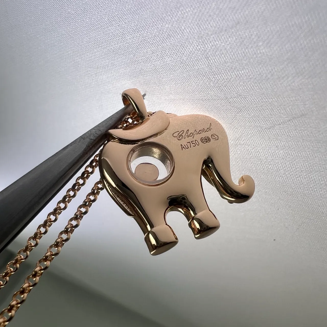 Collier silhouette d'éléphant en or et argent pavé-set de cristaux clairs 4