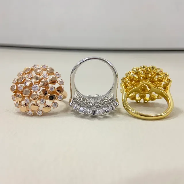Broche or argent motif géométrique nid d'abeille cristal pavé 2