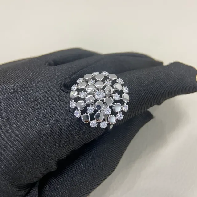 Broche or argent motif géométrique nid d'abeille cristal pavé 4