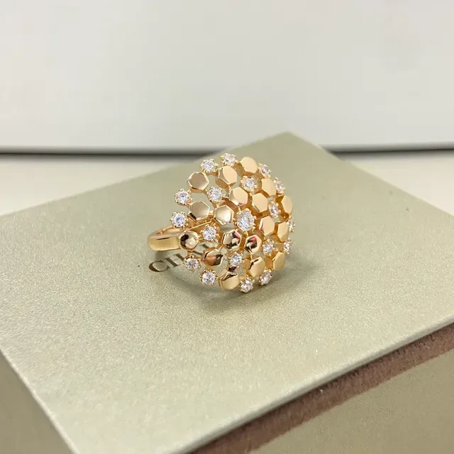 Broche or argent motif géométrique nid d'abeille cristal pavé 6