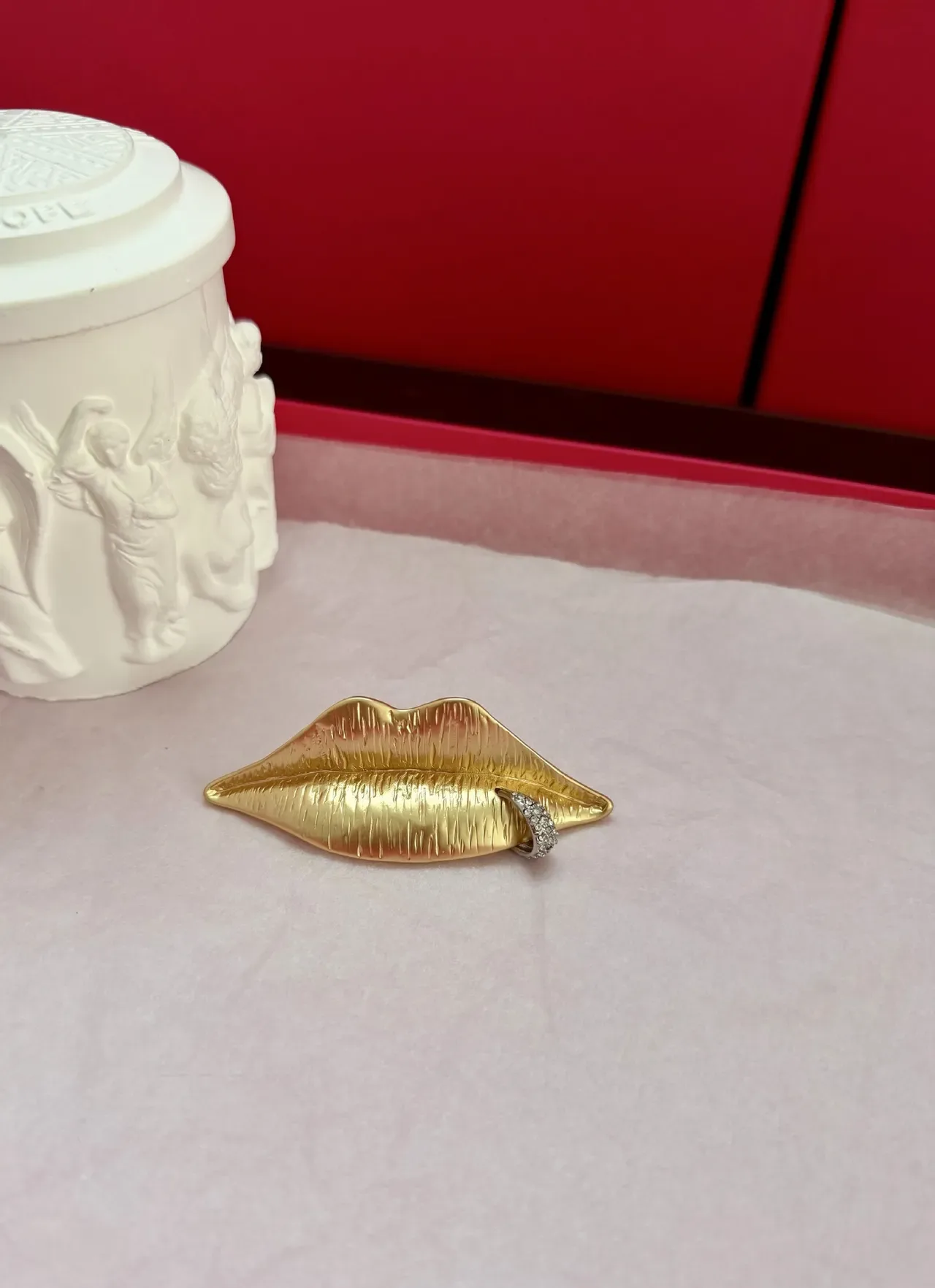 Gold Silver Lip-Shaped Textured Surface Brooch 2