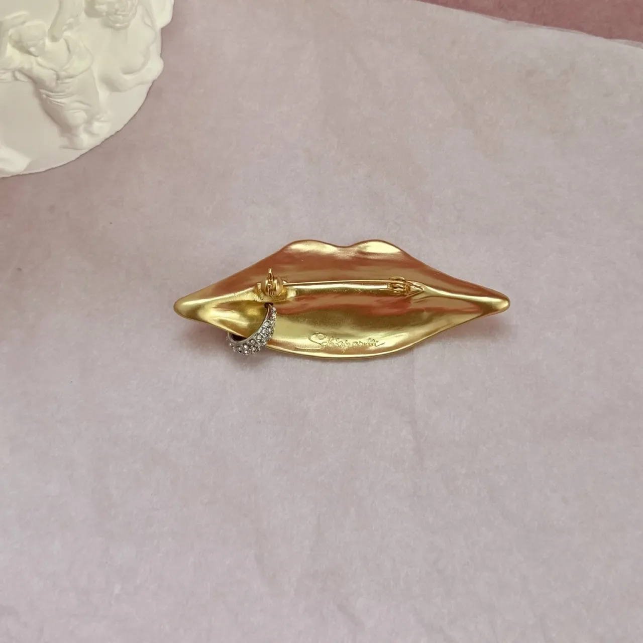 Gold Silver Lip-Shaped Textured Surface Brooch 5