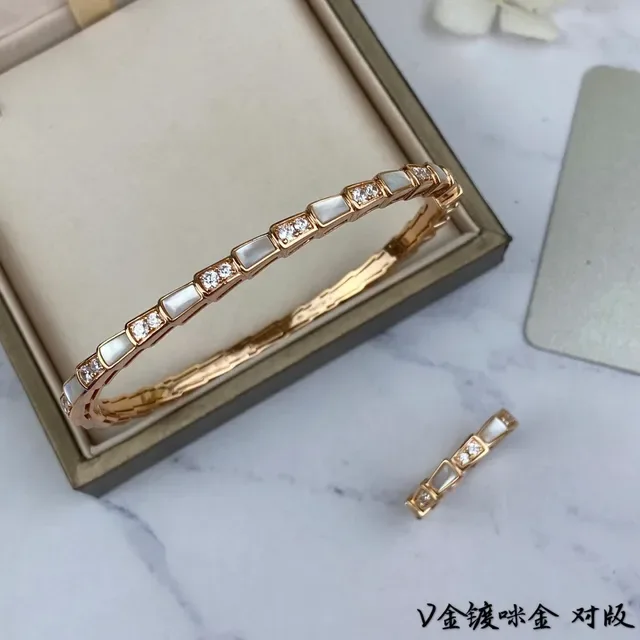 Bracelete dourado com link de bambu e incrustações de madrepérola e cristal 2