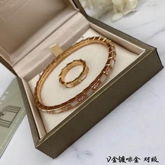 Bracelete dourado com link de bambu e incrustações de madrepérola e cristal 3