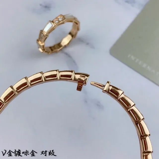 Bracelete dourado com link de bambu e incrustações de madrepérola e cristal 4