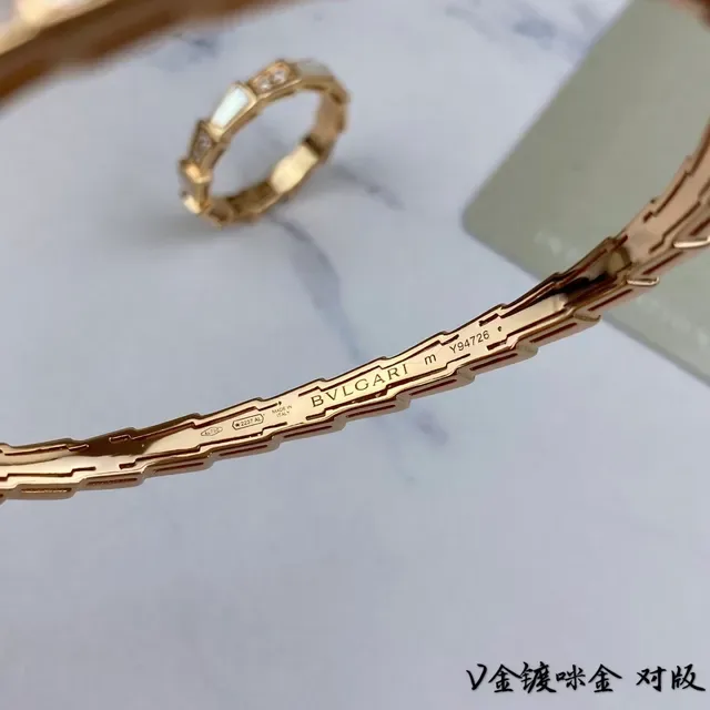 Bracelete dourado com link de bambu e incrustações de madrepérola e cristal 5