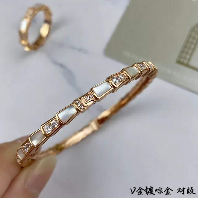 Bracelete dourado com link de bambu e incrustações de madrepérola e cristal 6