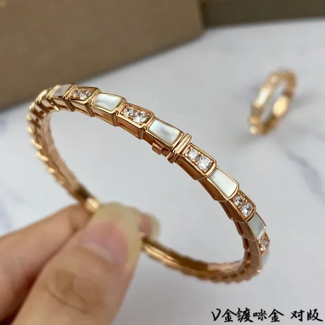 Bracelete dourado com link de bambu e incrustações de madrepérola e cristal 7