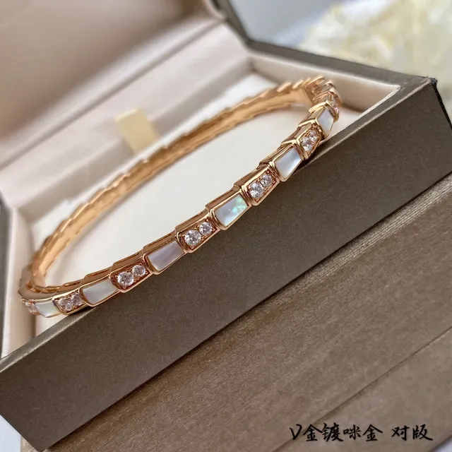 Bracelete dourado com link de bambu e incrustações de madrepérola e cristal 8