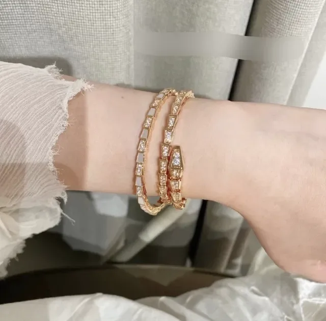 Bracelete dourado com link de bambu e incrustações de madrepérola e cristal 9