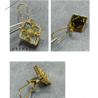 Brincos de gota de esmalte floral e cristal de tom dourado