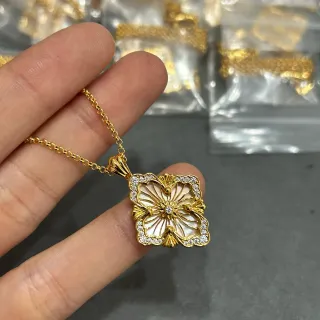 গোল্ড-টোন ফ্লোরাল কোয়াটারফয়েল মাদার-অফ-পার্ল প্যাভে হার