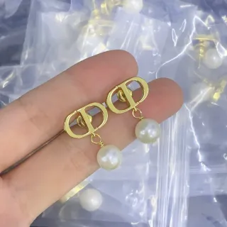 Brincos de pérolas com gota em tom dourado com logo interlocking
