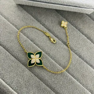 سوار مالاخايت ذهبي اللون وحجر بفيه ونقش زهوري
