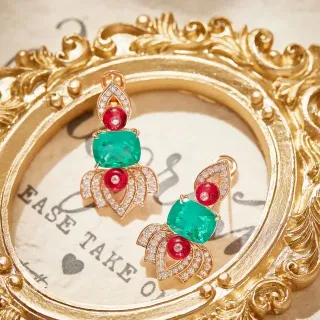 Brincos de tom dourado multi-nível com esmeraldas e rubis pavé de diamantes