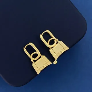 حلقات أذن بلون ذهبي مع قفل