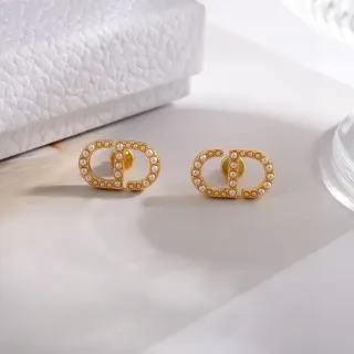أقراط ذهبية اللون مزينة بجواهر اللؤلؤ مع نمط interlocking C-D