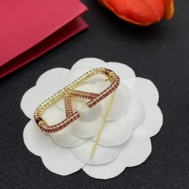 Broche doré rose et cristal clair pavé V-motif 5
